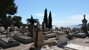 Begraafplaats bij mausoleum